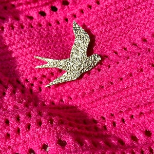 Broche en cuir oiseau doré image 1