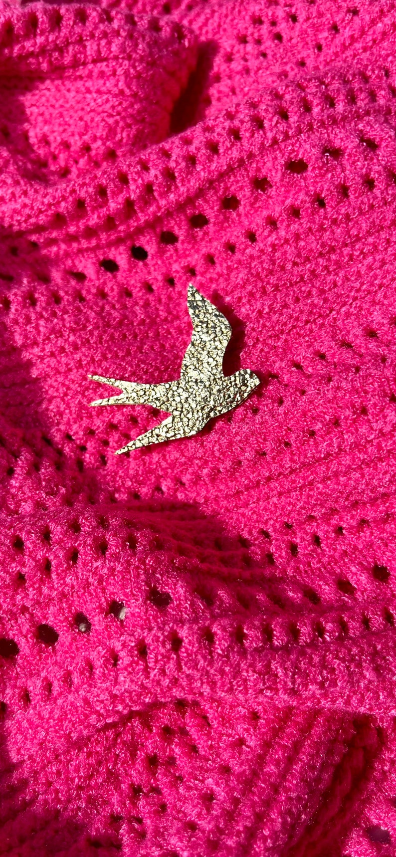 Broche en cuir oiseau doré image 1