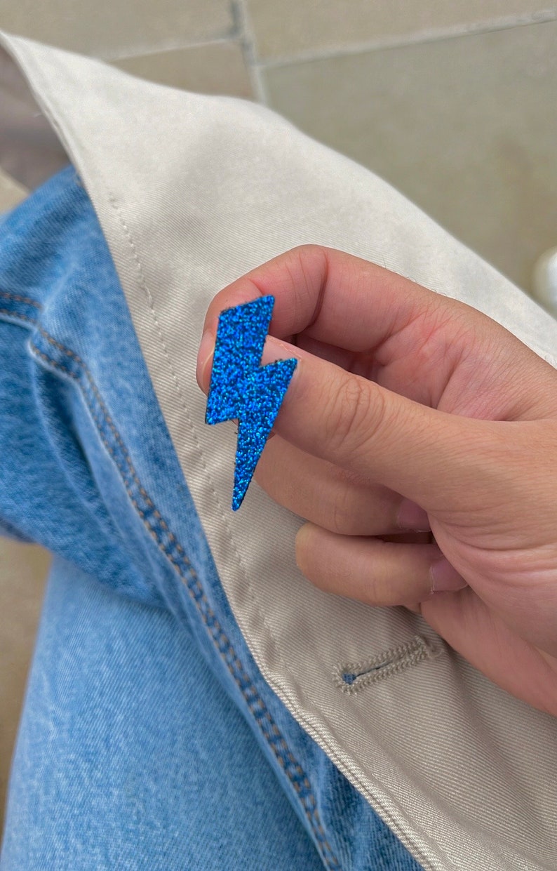 Broche Éclair Pailleté bleu en cuir image 1