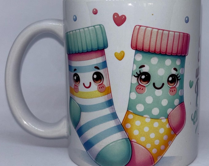 Buntes Sockenpaar „Ich und Du“ als Motivtasse zum verschenken oder sich auch einmal selbst etwas schenken.