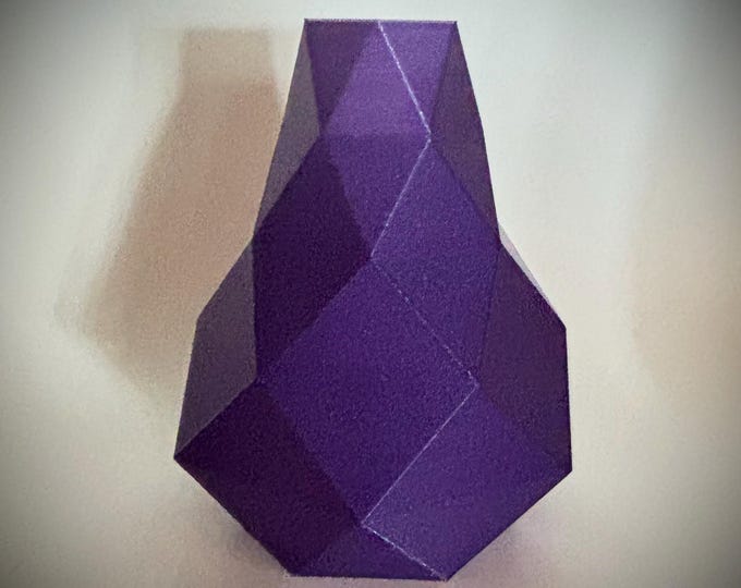 Deko–Vase in einer schönen blau schimmernden Farbe