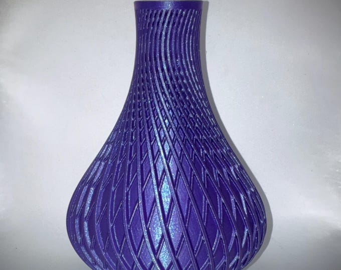 Deko–Vase in einer schönen blau schimmernden Farbe