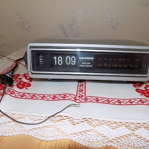 UNIVERSUM FM - MW radio - digital clock with folding numbers, original from the 1980s
