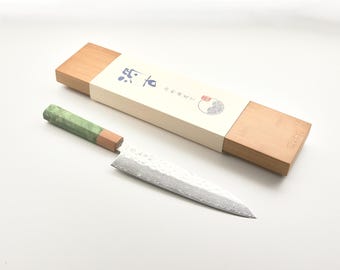 Juego de regalo de cuchillo de chef japonés "GYŪTO" de 20 cm, hecho a mano en acero de Damasco, con piedra de afilar.