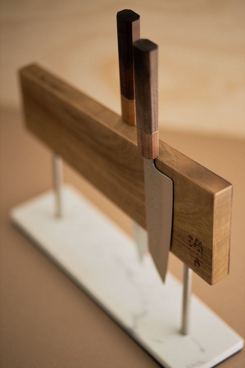Porte-couteaux magnétique moderne en acacia et marbre de culture Autonome, double face pour 10-12 couteaux Longueur de lame max. 21 cm image 10