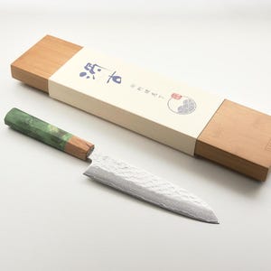 Set regalo di coltelli da chef SANTOKU in stile giapponese Damasco martellato da 17 cm con pietra per affilare