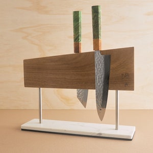 Porte-couteaux magnétique moderne en acacia et marbre de culture Autonome, double face pour 10-12 couteaux Longueur de lame max. 21 cm White