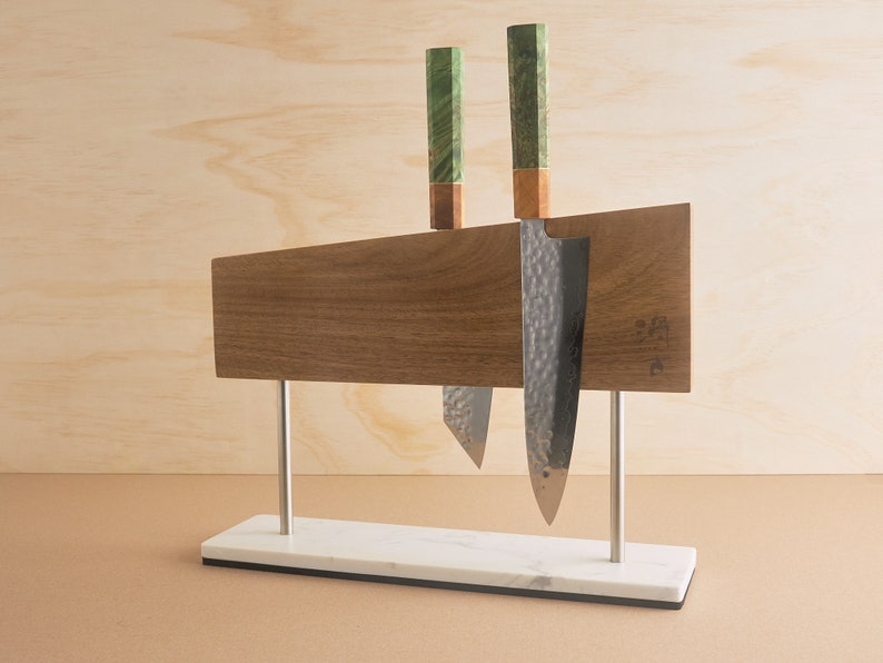 Moderner magnetischer Messerhalter aus Akazie und Kulturmarmor freistehend, doppelseitig für 1012 Messer maximale Klingenlänge 21 cm White