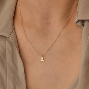 Collar con inicial diminuta en oro de 14 k ∙ Gargantilla con letras personalizadas delicadas ∙ Collar con letras pequeñas ∙ Regalos para mamá ∙ Regalo de Navidad ∙ Regalo de cumpleaños