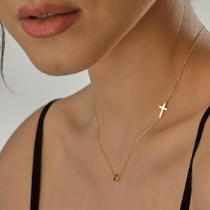 Seitlich Kreuz Halskette mit Geburtsstein in Gold · Zierlicher Kreuz Anhänger für Frauen · Winziger Kreuz Anhänger mit Edelstein · Religiöses Geschenk für Sie