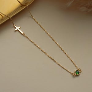 Collar con cruz lateral de oro de 14 k y piedra de nacimiento: pequeño colgante de cruz con piedra preciosa, regalo religioso para ella.