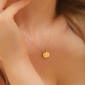 Collar de disco minimalista personalizado de oro de 14k ∙ Colgantes de monedas de disco inicial ∙ Colgantes circulares ∙ Regalo para mamá ∙ Nombre de los niños ∙ Regalo de Navidad