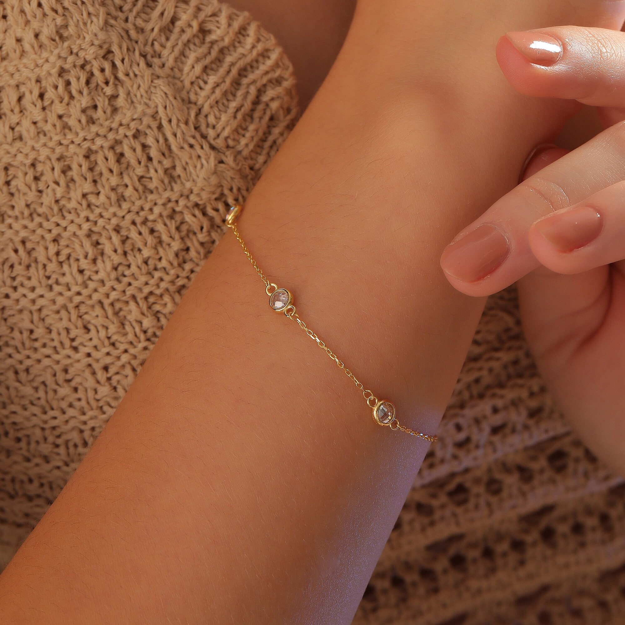 Pulsera de piedra natal familiar en oro de 14 quilates ∙ Pulsera de piedra natal personalizada ∙ Joyas con piedra natal ∙ Regalo personalizado para ella ∙ Pulsera de la amistad