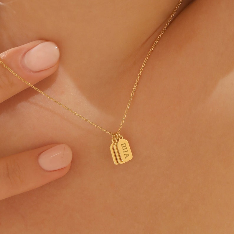 14k Massivgold Personalisierte Bar Tag Halskette Vertikale Balken Initialen Jubiläumsgeschenk für Frau Minimalistischer gravierter Name / Datum Tag Anhänger Bild 1