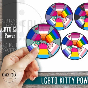 Puede incluir: Cuatro pegatinas redondas con un diseño de cinco patas de gatito que se toman de la mano en un círculo. Las patas están coloreadas con los colores de la bandera del orgullo LGBTQ+. El texto "LGBTQ Kitty Power" está impreso debajo de las pegatinas.