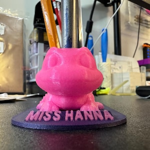 Personalised crocodile 3D dual colour desk pen holder for Teachers, 3D Pencil Holder, Custom Name Desk Organiser. Fun Teacher Desk Decor