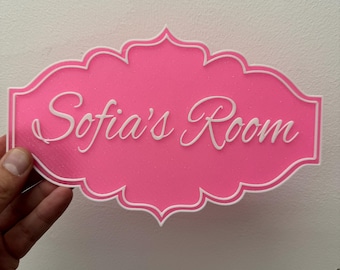 Letrero 3D personalizado con nombre para dormitorio infantil, muy bien recibido por los adultos jóvenes. Ideal como regalo de cumpleaños, de Navidad o simplemente porque sí.