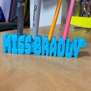 Portalápices con nombre para rellenar, escritorio con nombre de maestro, portalápices con nombre para niños, decoración de escritorio de dormitorio, regalo para niños, portalápices para habitación, letrero de escritorio