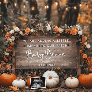 以下が含まれることがあります： 「WE ARE ADDING A LITTLE PUMPKIN TO OUR PATCH! Baby Brown DUE APRIL 2025」のテキストが入った素朴な木製の看板は、オレンジと白の花で飾られています。さまざまなサイズと色のカボチャが看板の前にあり、超音波画像も含まれています。