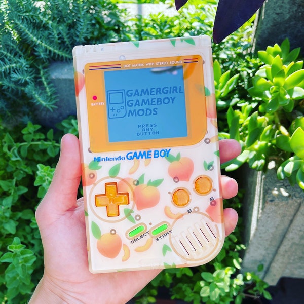 Console Gameboy personnalisée modifiée avec thème Pastel Peach, boutons scintillants, mise à niveau de l’affichage IPS, répliques d’autocollants + boîte de console