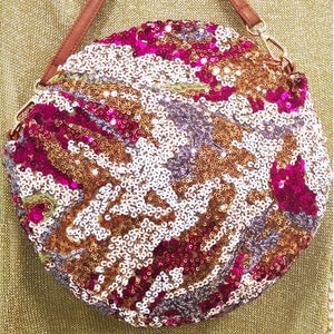 Round straw bag decorated with sequins in PINK and gold tones. Available in BLUE. Panier. Natural fiber bag. Party bag