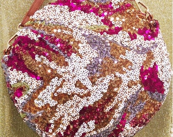 Round straw bag decorated with sequins in PINK and gold tones. Available in BLUE. Panier. Natural fiber bag. Party bag