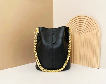 Bolso bombonera de piel con cadena dorada + asa larga. Genuine Leather Bucket Bag. Bucket Bag..