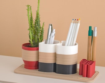 Organizador de escritorio AURA, portalápices y tarjetero, hecho de bioplástico y fibra de madera, diseño registrado fabricado en Italia
