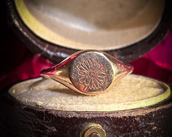 Vintage Daisy Intaglio Signet Pinky Ring in 9 Carat Rose Gold Carved Seal Family Crest Armorial Victorian Revival