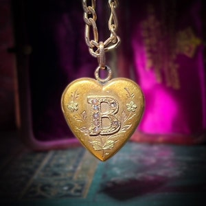 Antique B Initial Engraved Heart Locket in 18ct Gold Necklace C. 1890's Victorian Pendant Charm Puffy zdjęcie 1