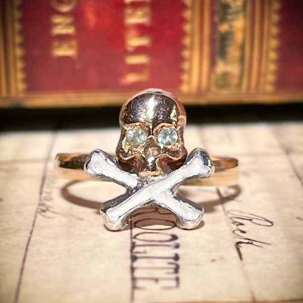 Vintage Bague tête de mort et os croisés en or 9 carats, péridot, yeux squelette, style néo-géorgien antique