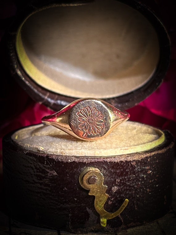 Vintage Daisy Intaglio Signet Pinky Ring in 9 Car… - image 1