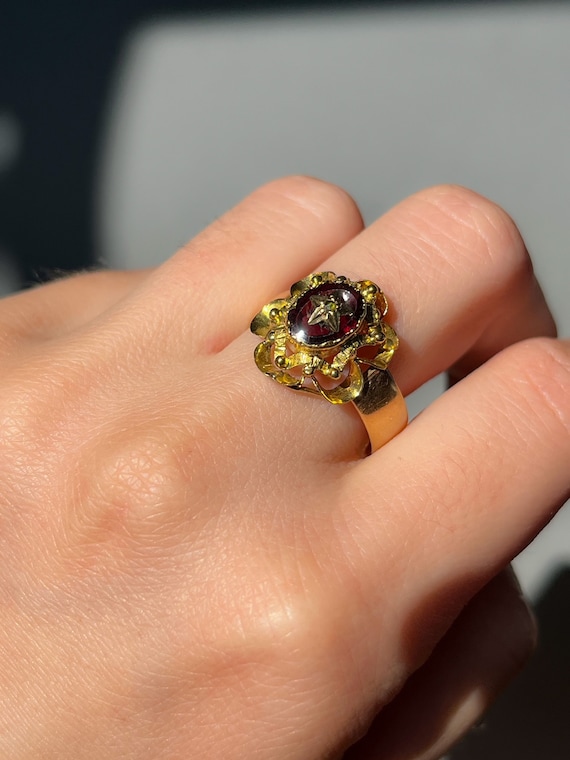 Antique Garnet Starburst Ring in 9ct Gold Victori… - image 5