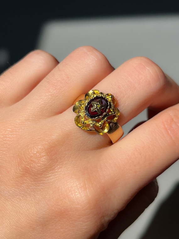 Antique Garnet Starburst Ring in 9ct Gold Victori… - image 2