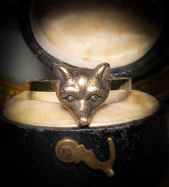 Antique Fox Ring in 9 Carat Gold Victorian Engrave