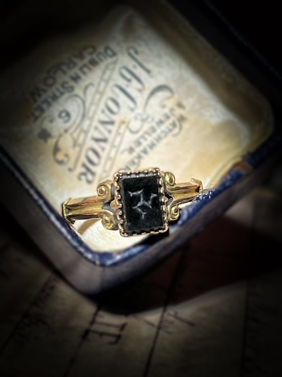 Antique Triskele Intaglio Onyx Signet Ring in 9 C… - image 10