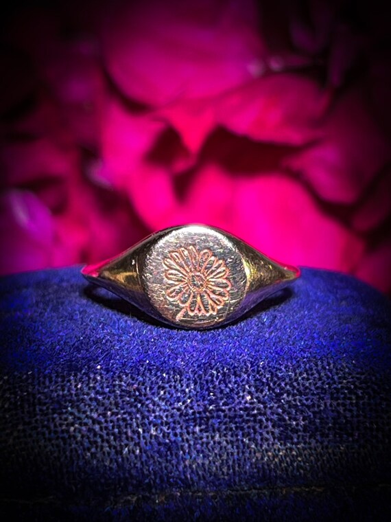 Vintage Daisy Intaglio Signet Pinky Ring in 9 Car… - image 5