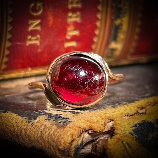 Antique Garnet Signet Ring in 9ct Gold Victorian C. 1900's