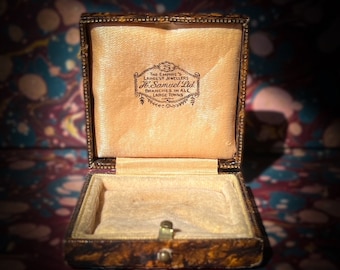 Caja de broche de cuero de carey marrón antiguo Victoriano C. Compromiso interior de seda de 1900