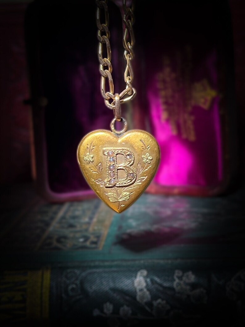 Antiguo medallón de corazón grabado con inicial B en collar de oro de 18 quilates C. Encanto colgante victoriano de 1890 hinchado imagen 1