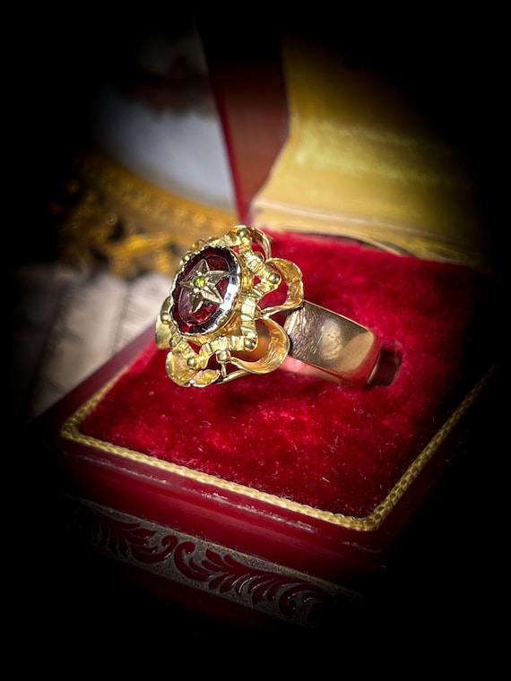 Antique Garnet Starburst Ring in 9ct Gold Victori… - image 3