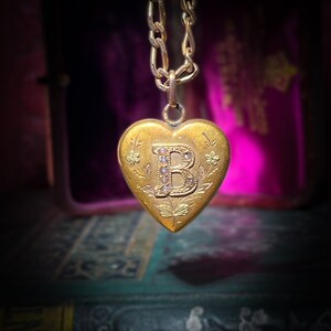 Antiguo medallón de corazón grabado con inicial B en collar de oro de 18 quilates C. Encanto colgante victoriano de 1890 hinchado imagen 3