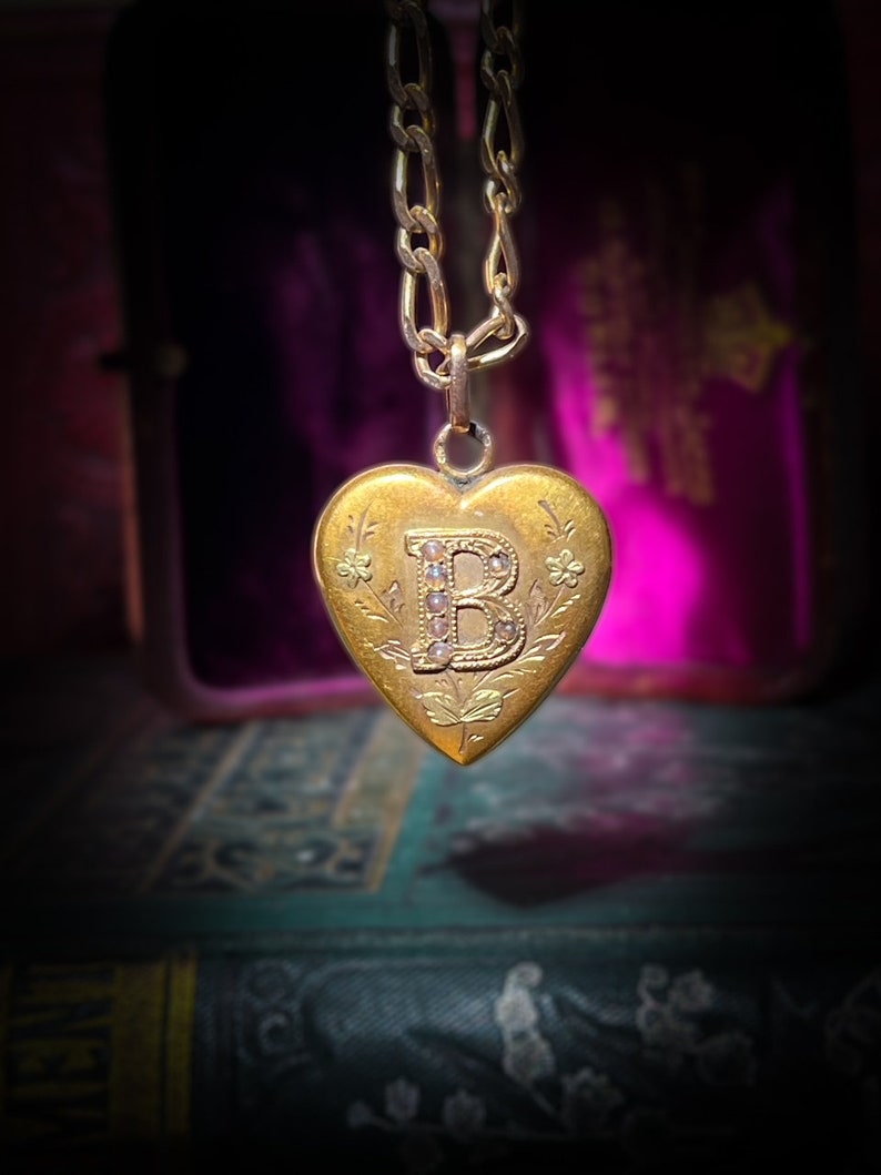 Antiguo medallón de corazón grabado con inicial B en collar de oro de 18 quilates C. Encanto colgante victoriano de 1890 hinchado imagen 3