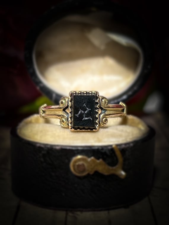 Antique Triskele Intaglio Onyx Signet Ring in 9 C… - image 9