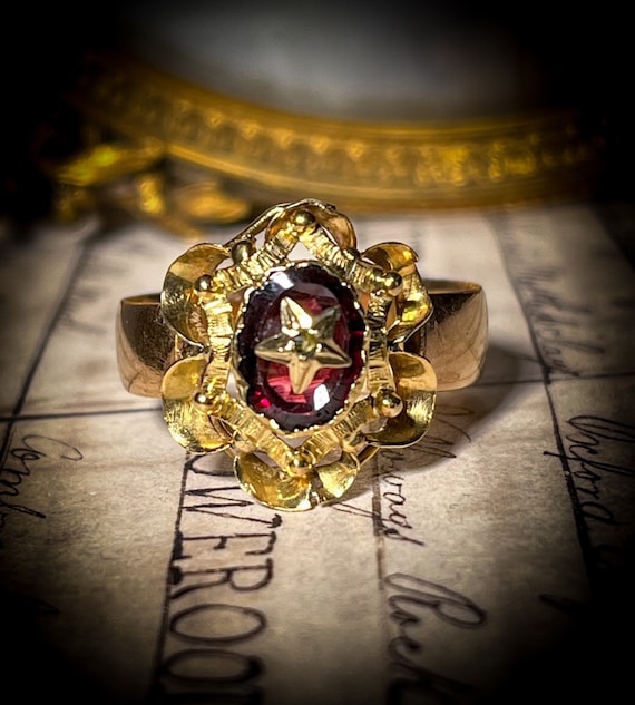 Antique Garnet Starburst Ring in 9ct Gold Victori… - image 1