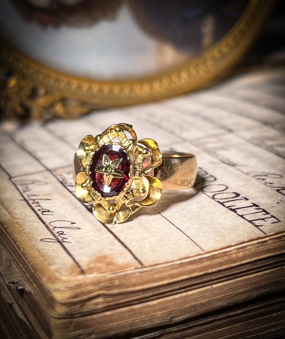 Antique Garnet Starburst Ring in 9ct Gold Victori… - image 7