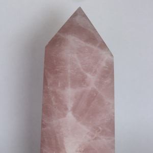Guérison par tour de pointe d&#39;obélisque en cristal de quartz rose naturel