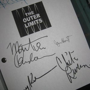 Puede incluir: Una hoja de papel blanca con firmas en tinta negra del elenco del programa de televisión "The Outer Limits". Las firmas incluyen:  "Martin Landau", "Jeffery Hunter", "Gary Ray" y "Chill Wills".