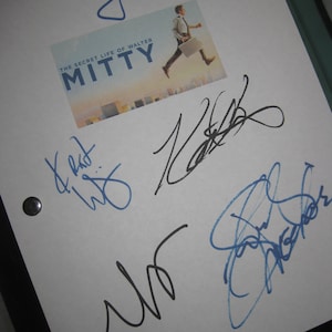 Könnte beinhalten: Eine weiße Seite mit mehreren Unterschriften in blauer und schwarzer Tinte. Die Unterschriften stammen von der Besetzung und der Crew des Films "The Secret Life of Walter Mitty".