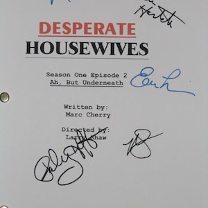 Puede incluir: Un guion blanco con el título "DESPERATE HOUSEWIVES" y el texto "Season One Episode 2 Ah, But Underneath". El guion está firmado por Marc Cherry, Larry Shaw, Teri Hatcher y Eva Longoria.